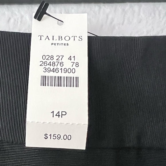 Elegant Black Skirt with Floral Embellishments - Picture 11 of 11